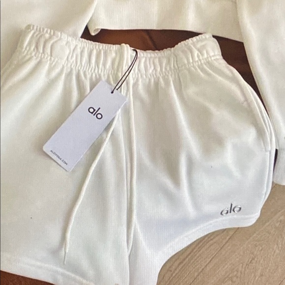 ALO Yoga White Cropped Sweatshirt & Shorts Set - Picture 5 of 7